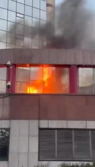 Şişli’de plaza otoparkındaki elektrikli otomobil alevlere teslim oldu
