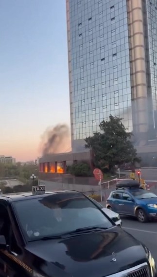 Şişli’de plaza otoparkındaki elektrikli otomobil alevlere teslim oldu
