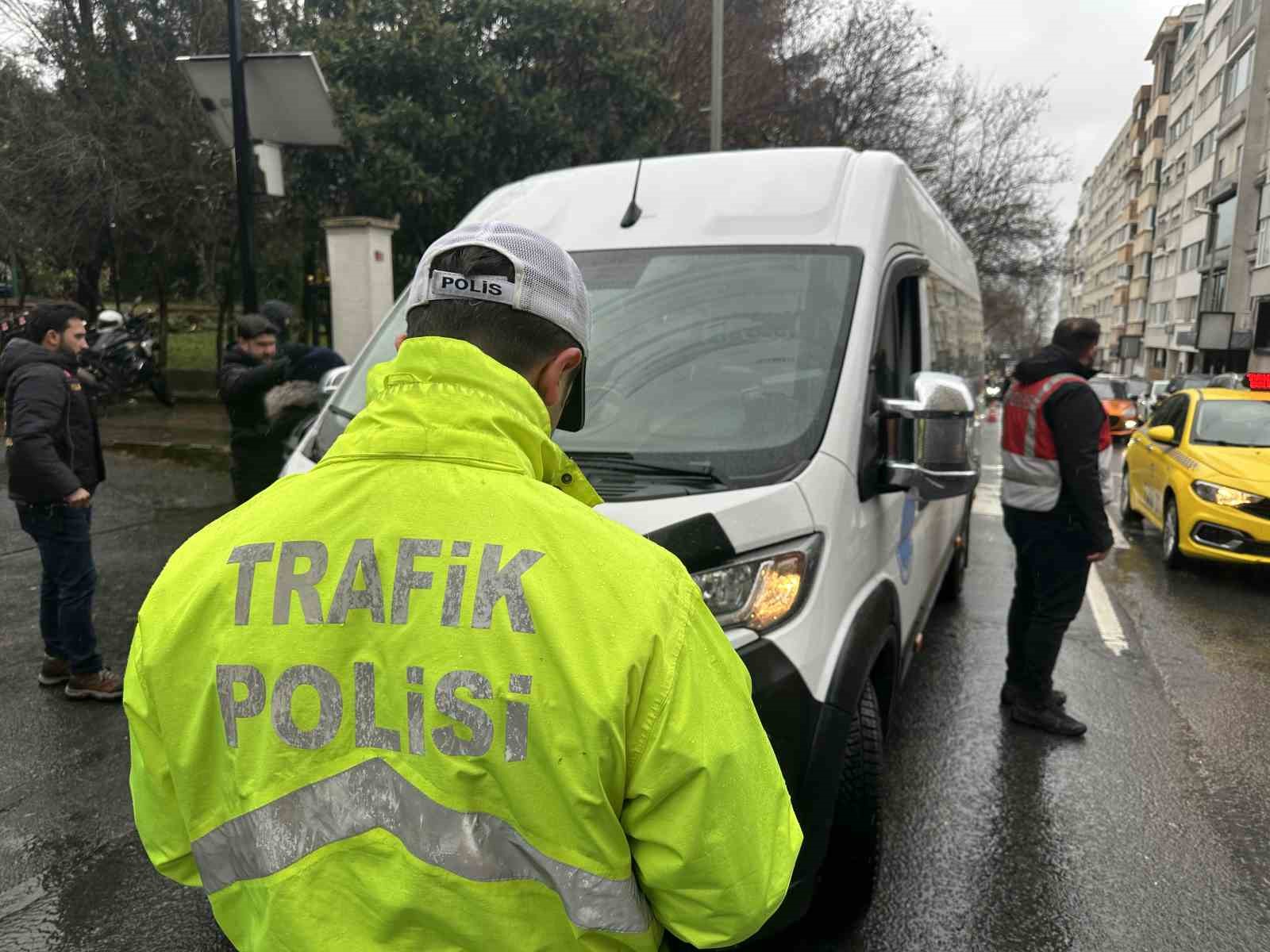 Şişli’de polis ekiplerinden okul çevrelerinde sıkı denetim
