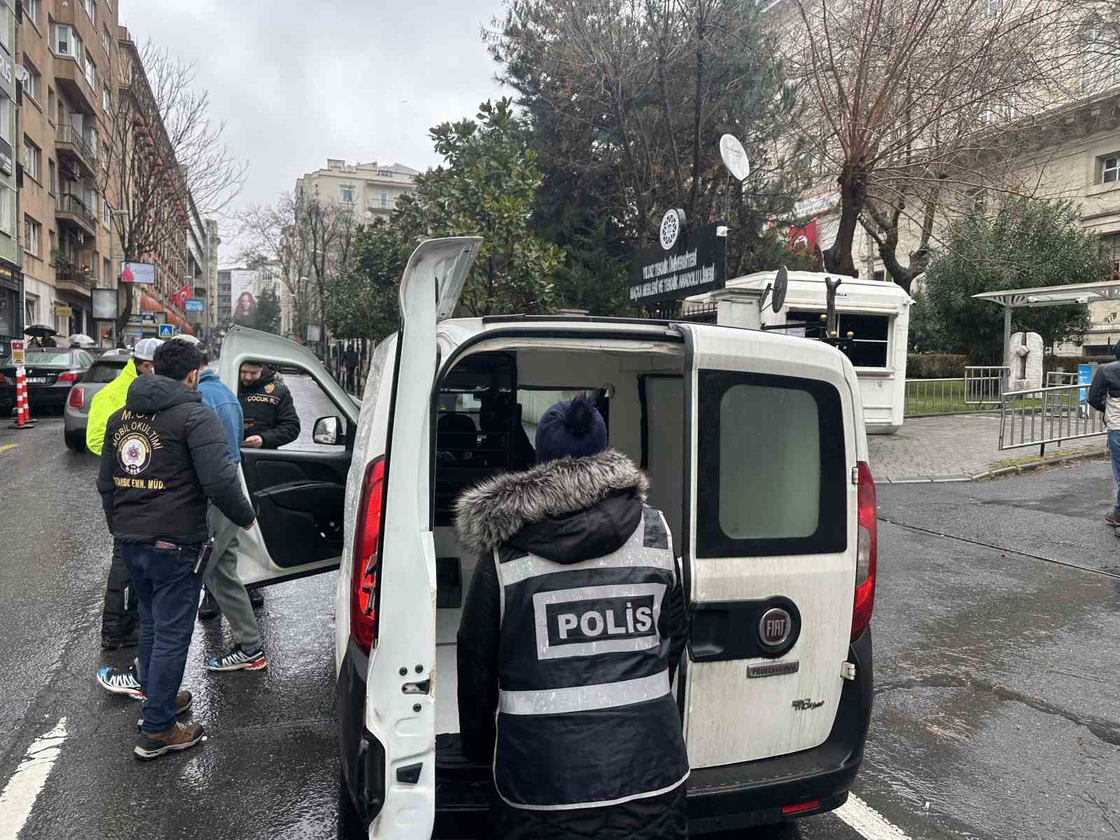 Şişli’de polis ekiplerinden okul çevrelerinde sıkı denetim
