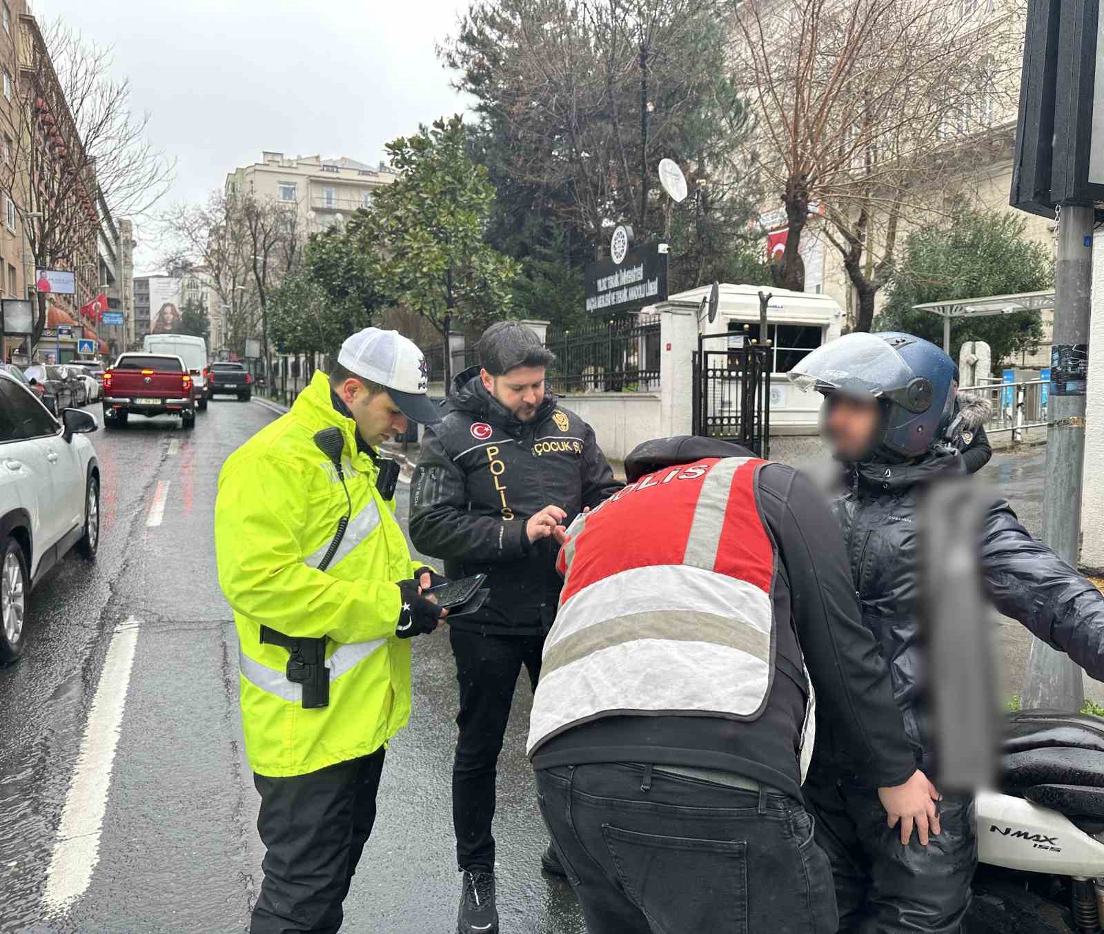 Şişli’de polis ekiplerinden okul çevrelerinde sıkı denetim
