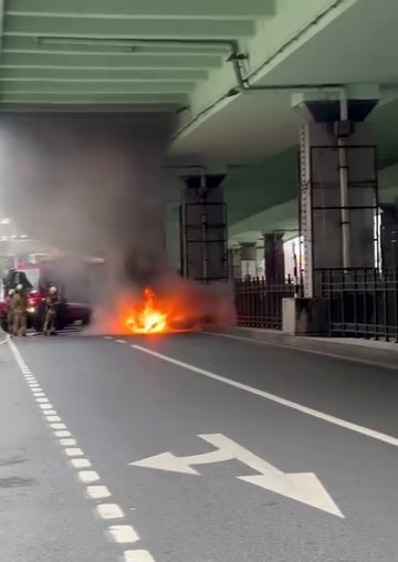 Şişli’de seyir halindeki otomobil alev alev yandı
