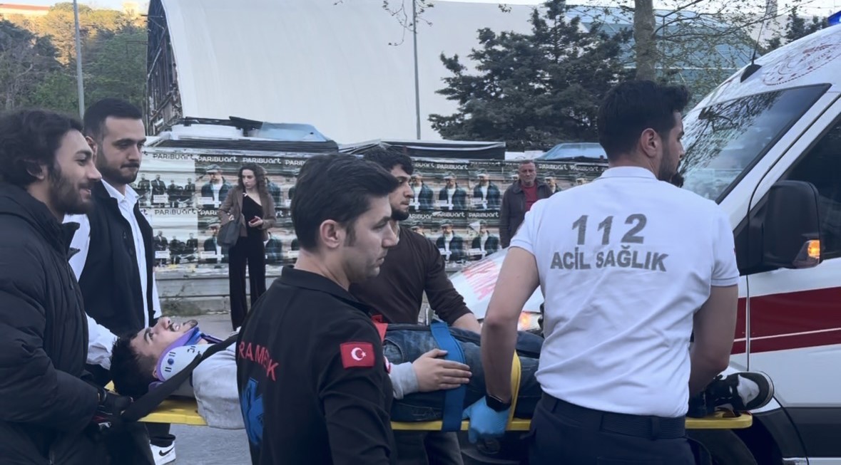 Şişli’de Tesla marka otomobil ile motosiklet çarpıştı: 1 yaralı

