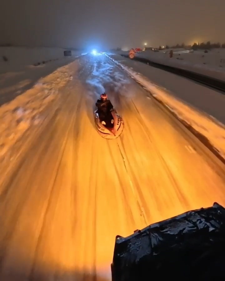 Şişme botu kızak yapıp ATV araçla çektiler
