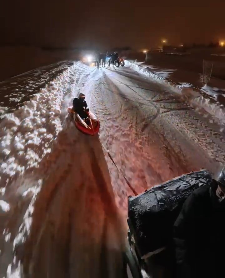 Şişme botu kızak yapıp ATV araçla çektiler
