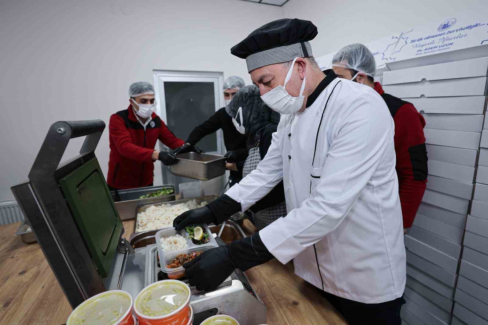 Sivas Belediyesi her gün 400 ihtiyaçlı ailenin iftar sofrasını kuruyor
