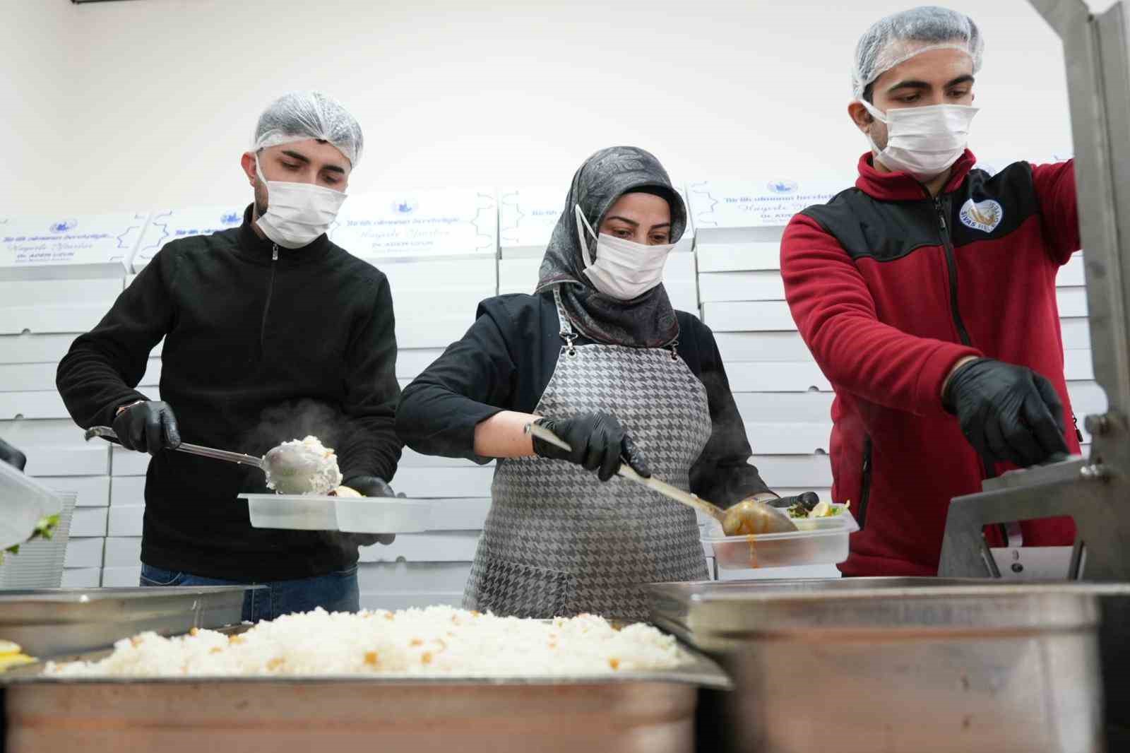 Sivas Belediyesi her gün 400 ihtiyaçlı ailenin iftar sofrasını kuruyor

