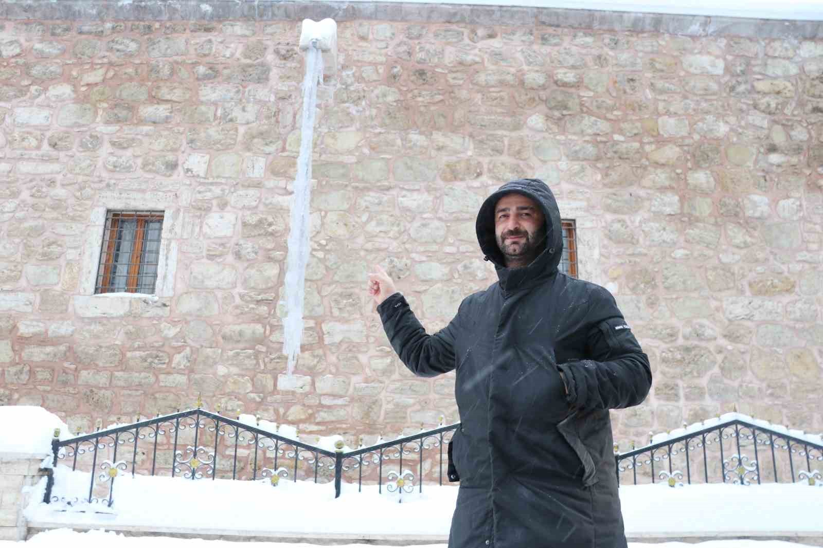 Sivas buz kesti, 3 metrelik buz sarkıtları oluştu
