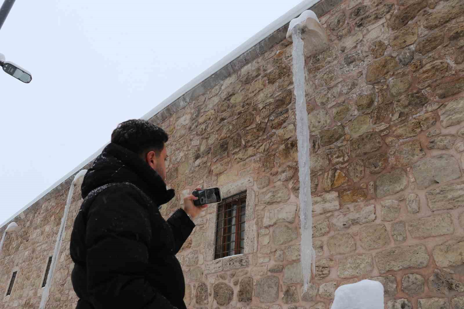 Sivas buz kesti, 3 metrelik buz sarkıtları oluştu

