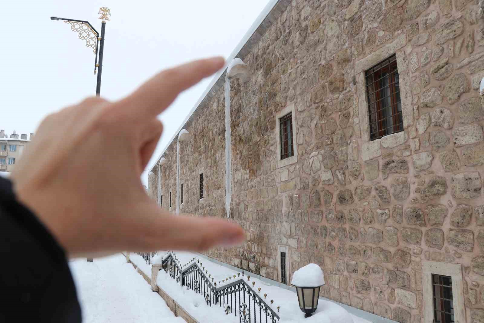 Sivas buz kesti, 3 metrelik buz sarkıtları oluştu
