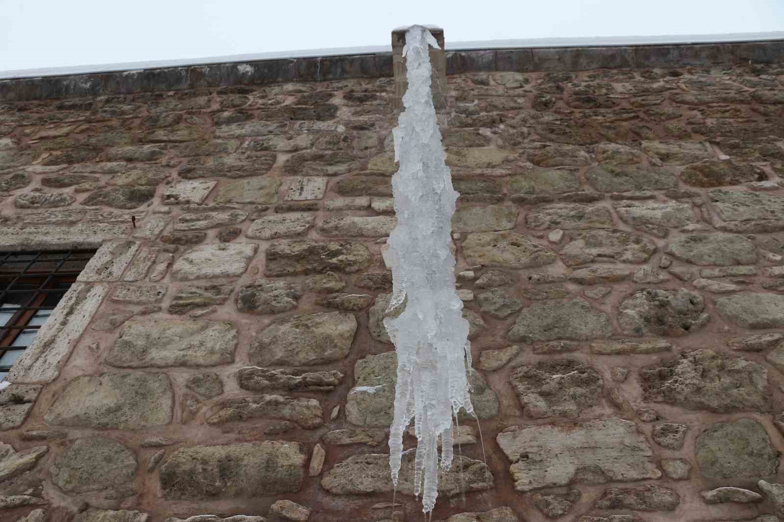 Sivas buz kesti, 3 metrelik buz sarkıtları oluştu
