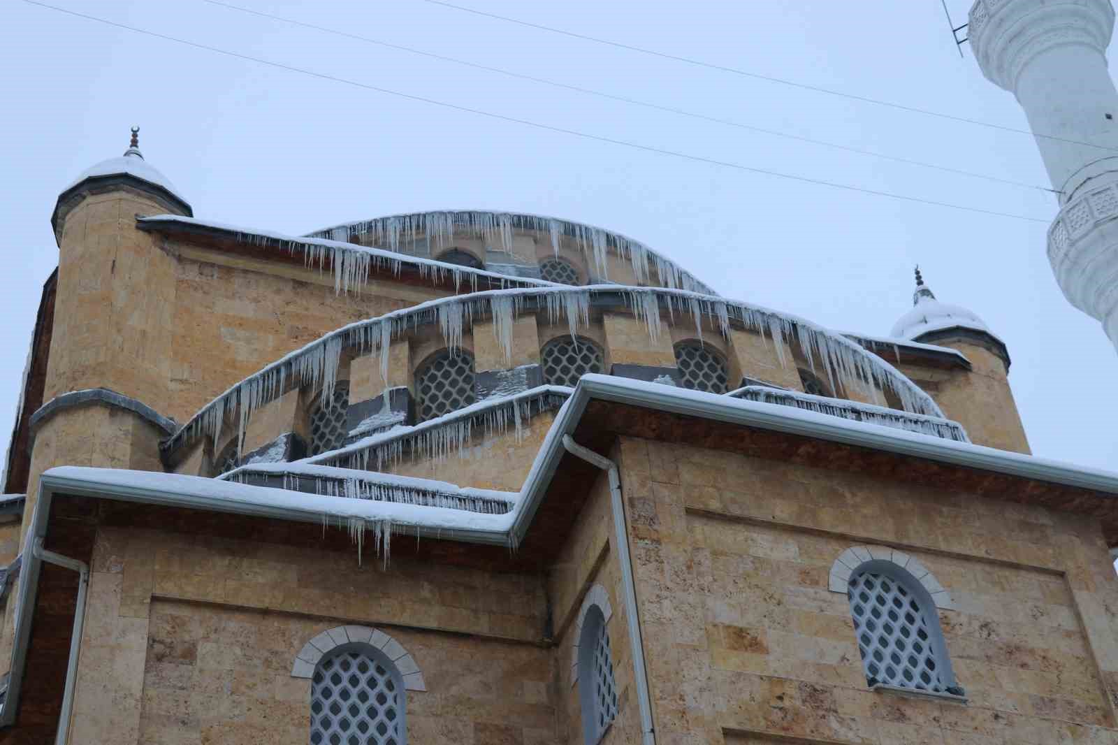 Sivas buz kesti, 3 metrelik buz sarkıtları oluştu
