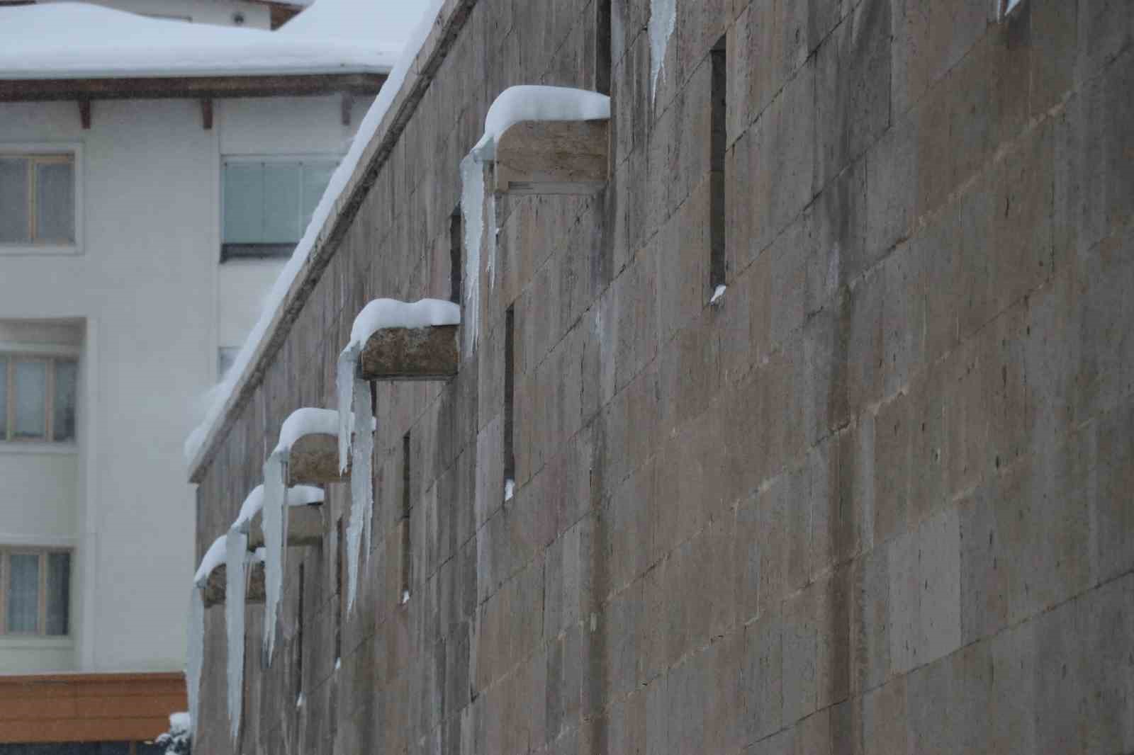 Sivas buz kesti, 3 metrelik buz sarkıtları oluştu
