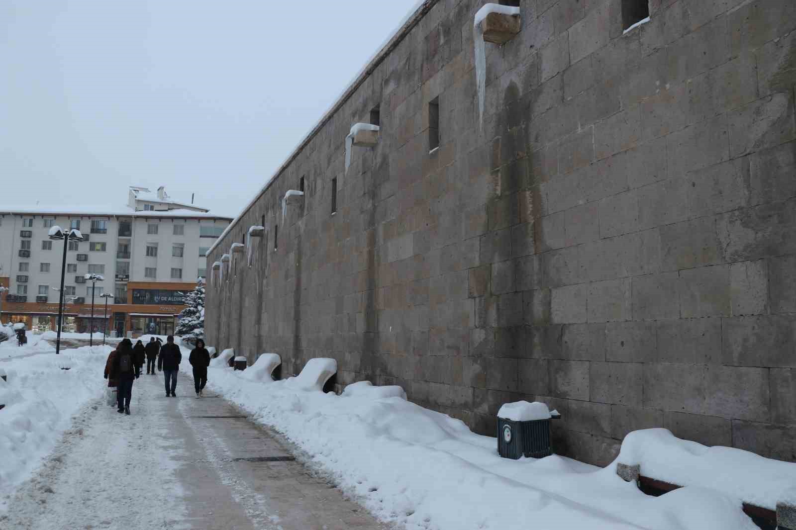 Sivas buz kesti, 3 metrelik buz sarkıtları oluştu
