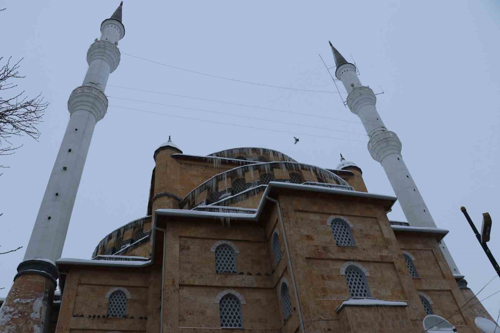 Sivas buz kesti, 3 metrelik buz sarkıtları oluştu
