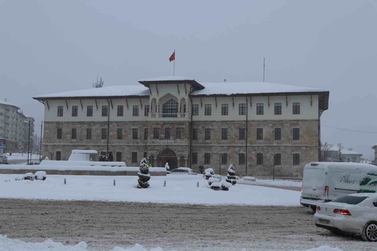Sivas eski günlerine döndü, Tarihi Kent Meydanı karla kaplandı
Sivas eski günlerine döndü, Tarihi Kent Meydanı karla kaplandı