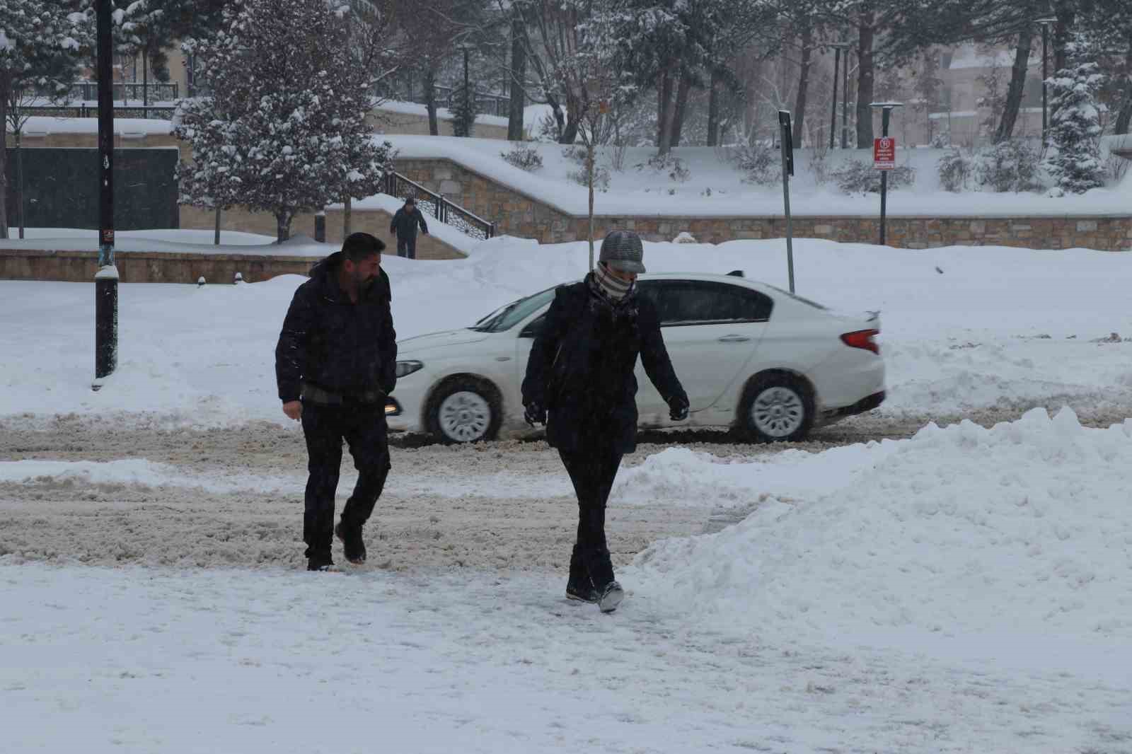 Sivas eski günlerine döndü, Tarihi Kent Meydanı karla kaplandı
Sivas eski günlerine döndü, Tarihi Kent Meydanı karla kaplandı