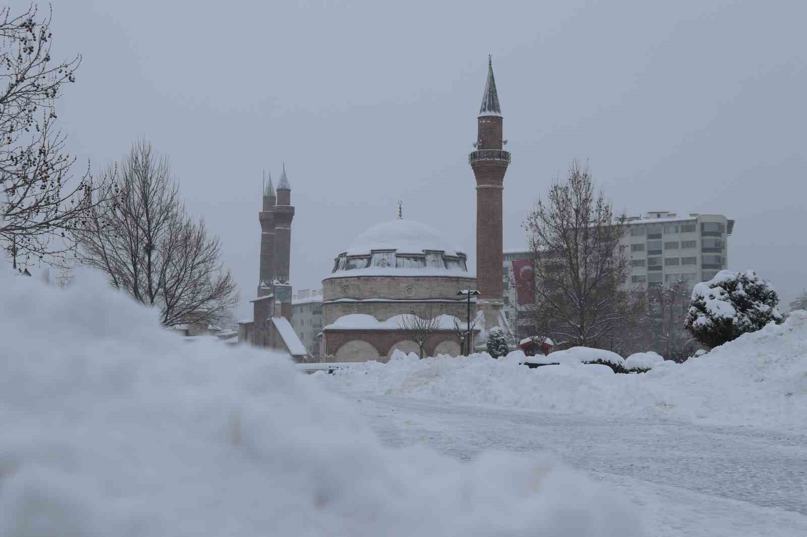 Sivas eski günlerine döndü, Tarihi Kent Meydanı karla kaplandı
Sivas eski günlerine döndü, Tarihi Kent Meydanı karla kaplandı