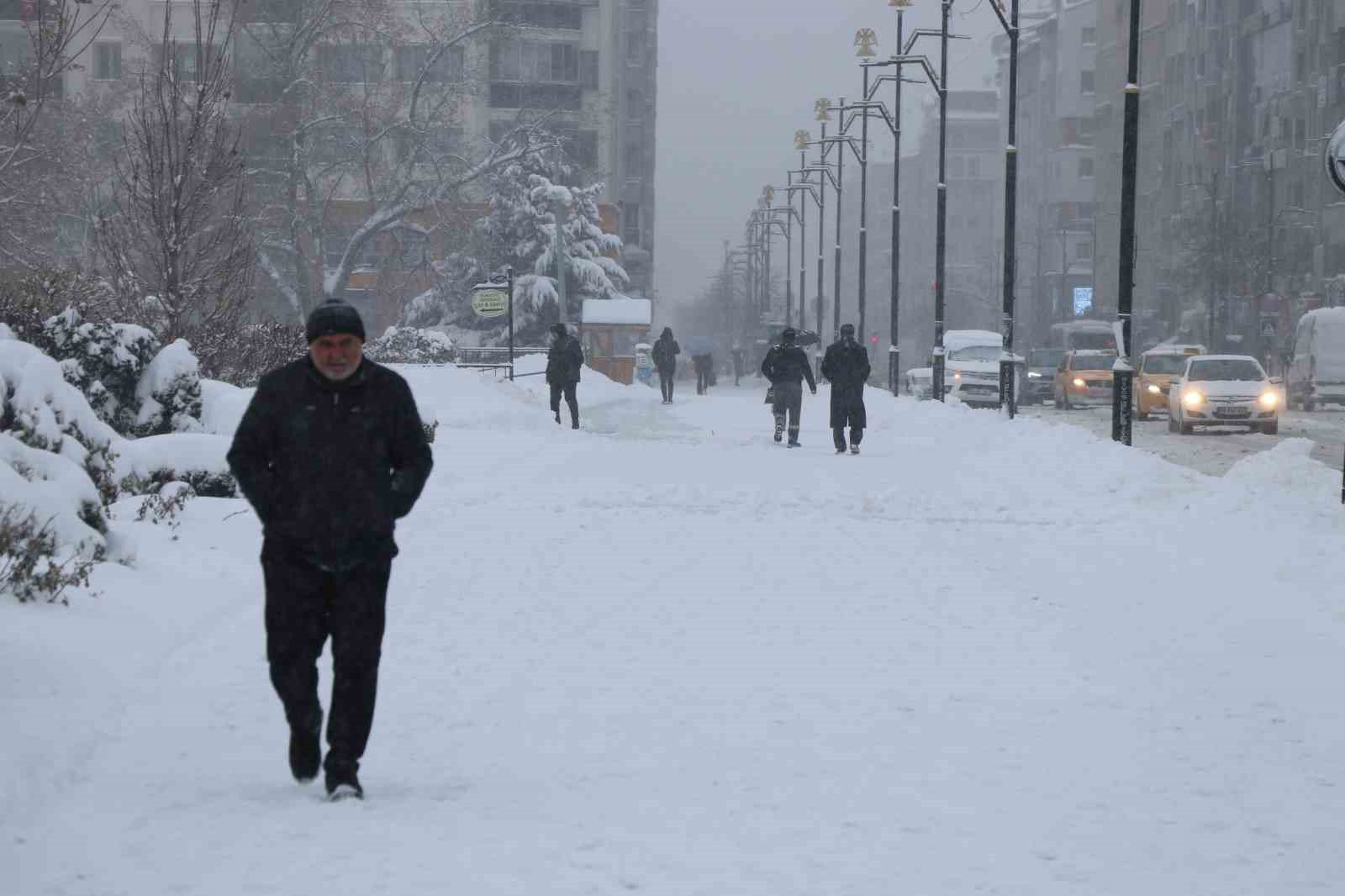 Sivas eski günlerine döndü, Tarihi Kent Meydanı karla kaplandı
Sivas eski günlerine döndü, Tarihi Kent Meydanı karla kaplandı