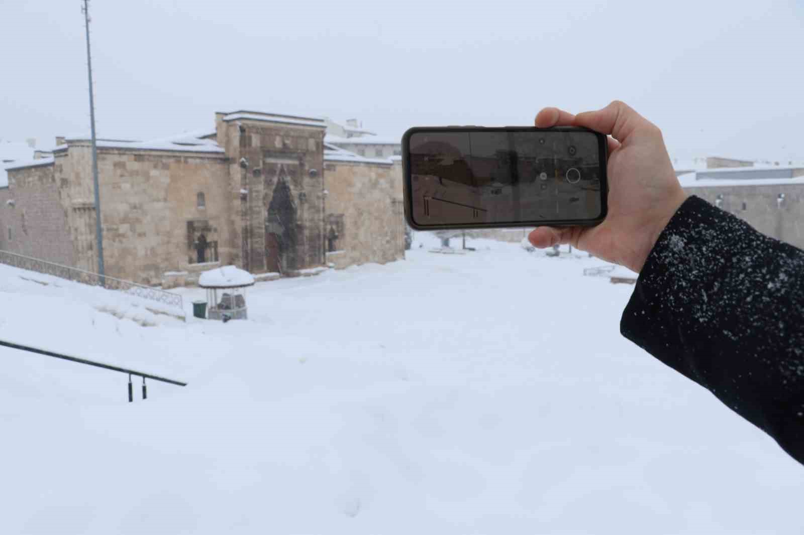 Sivas eski günlerine döndü, Tarihi Kent Meydanı karla kaplandı
Sivas eski günlerine döndü, Tarihi Kent Meydanı karla kaplandı