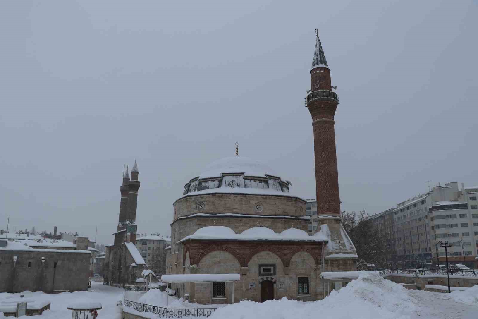 Sivas eski günlerine döndü, Tarihi Kent Meydanı karla kaplandı
Sivas eski günlerine döndü, Tarihi Kent Meydanı karla kaplandı