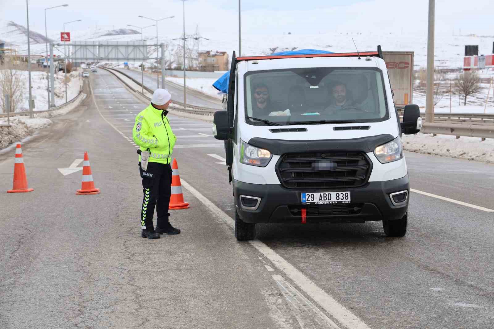 Sivas-Kayseri kara yolu araç ulaşımına kapatıldı
