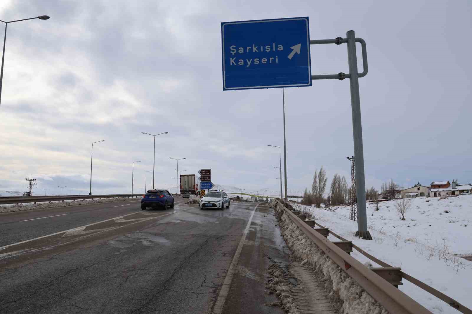 Sivas-Kayseri kara yolu araç ulaşımına kapatıldı
