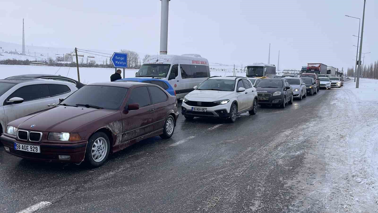 Sivas-Malatya kara yolu trafiğe kapatıldı, uzun araç kuyruğu oluştu
