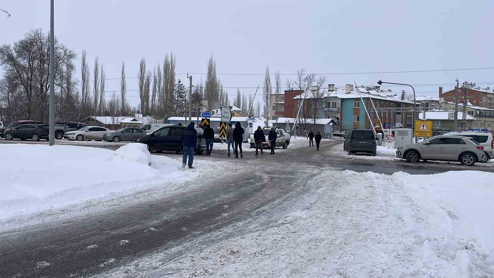 Sivas-Malatya kara yolu trafiğe kapatıldı, uzun araç kuyruğu oluştu
