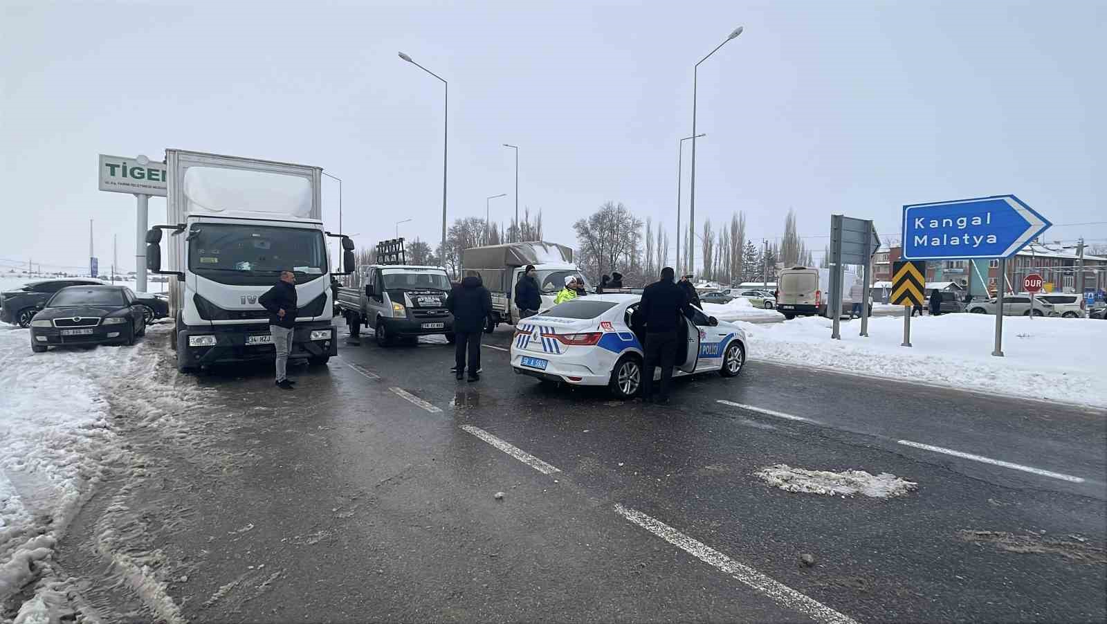Sivas-Malatya kara yolu trafiğe kapatıldı, uzun araç kuyruğu oluştu
