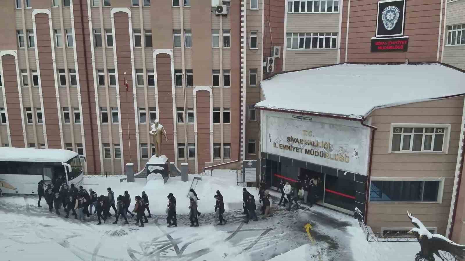 Sivas merkezli siber dolandırıcılık operasyonu, 18 şüpheliden 11’i tutuklandı
