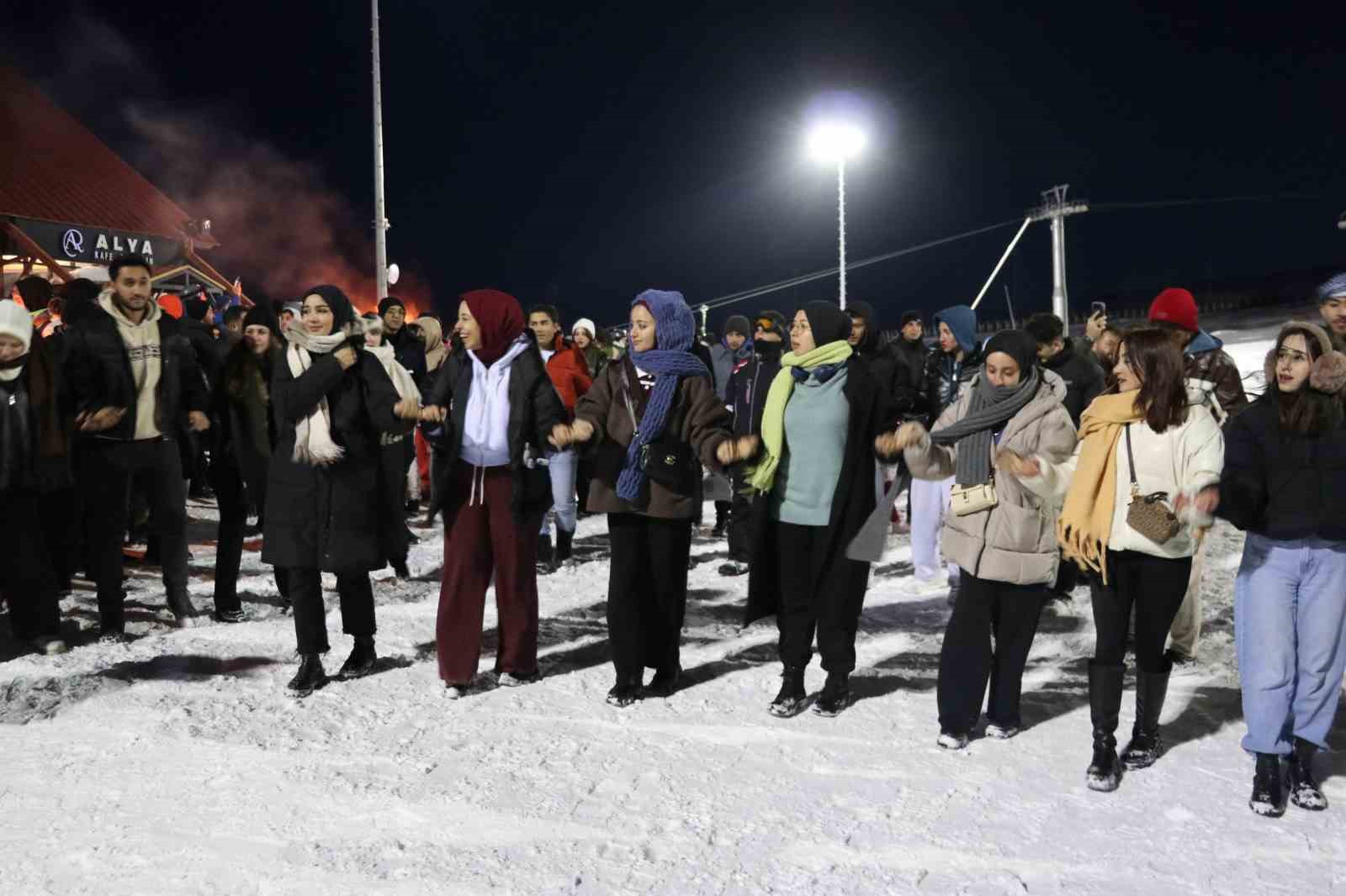 Sivas Yıldız Dağı’nda kayak sezonu halaylarla başladı
