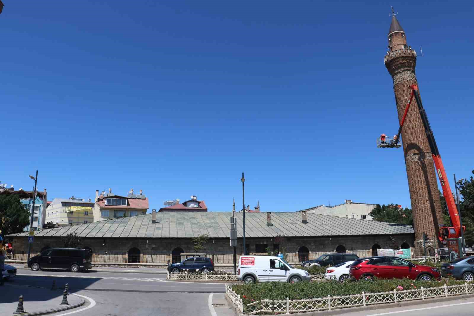 Sivas’ın 8 asırlık eğri minaresi restorasyona alındı
