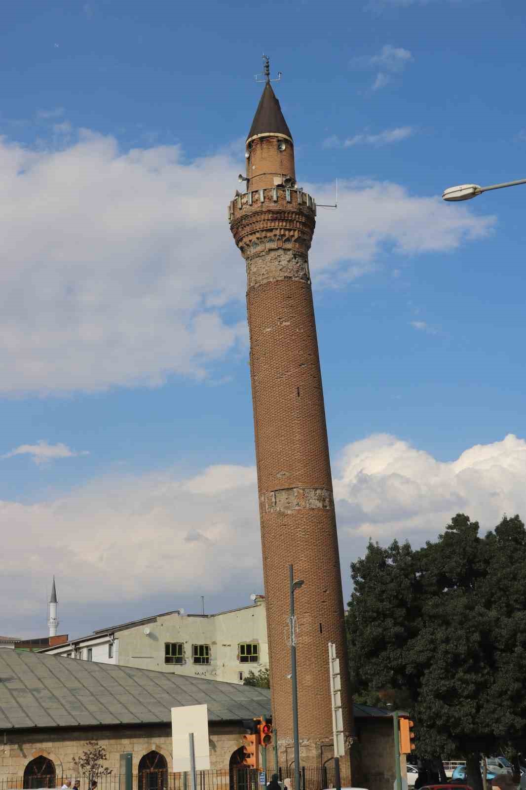 Sivas’ın 8 asırlık eğri minaresi restorasyona alındı
