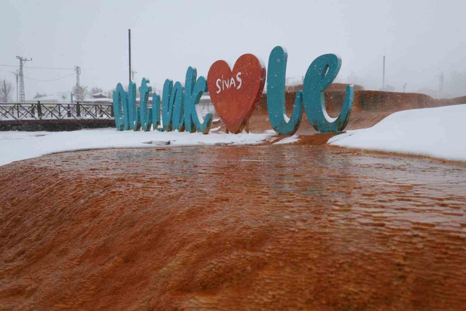 Sivas’ın Altınkale Travertenleri, yağan kar ile eşsiz görüntüler oluşturdu
