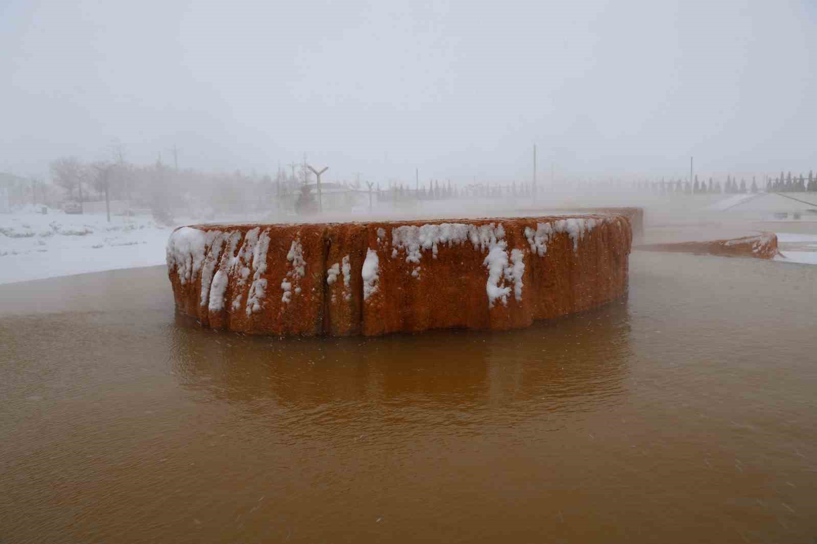Sivas’ın Altınkale Travertenleri, yağan kar ile eşsiz görüntüler oluşturdu
