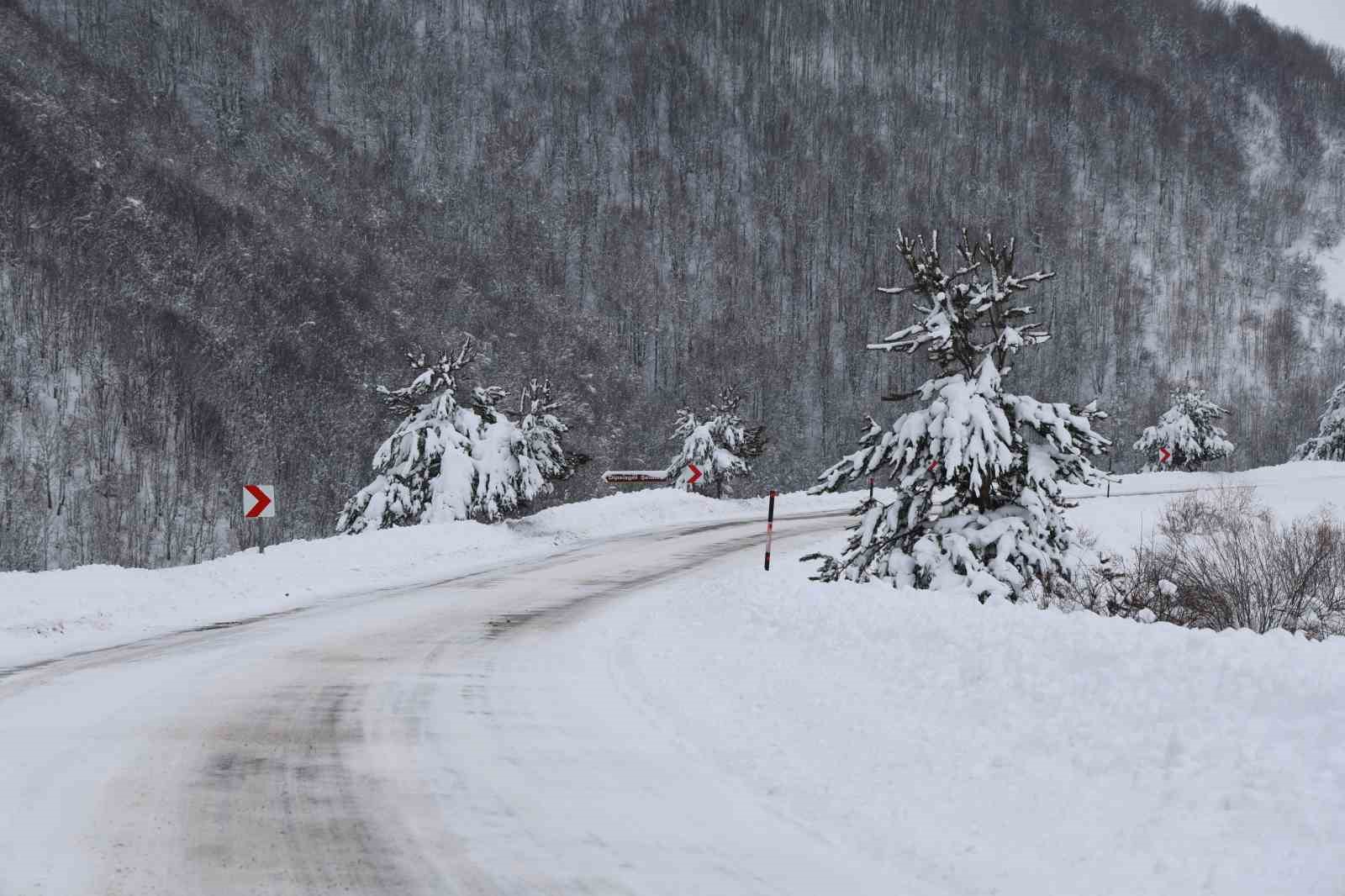 Sivas’ın Kardeniz’i beyaza büründü
