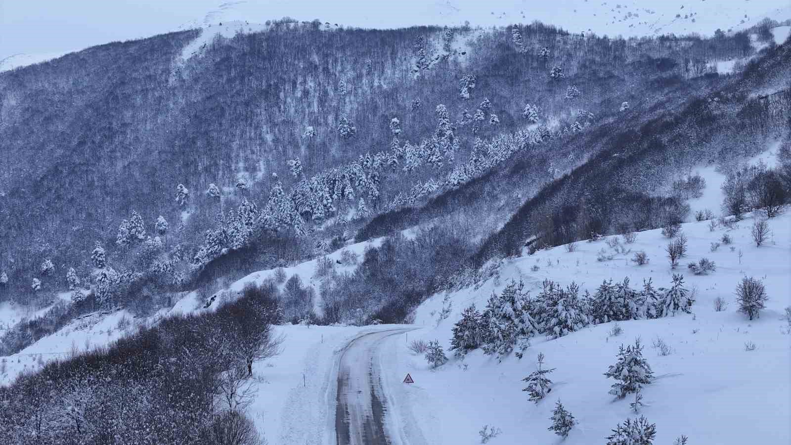 Sivas’ın Kardeniz’i beyaza büründü
