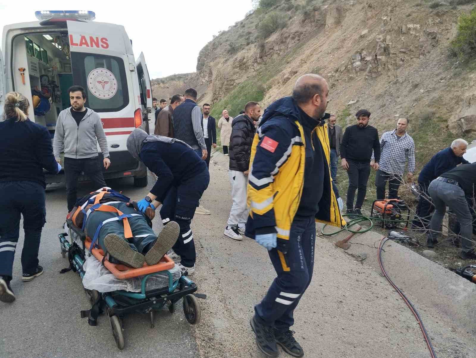Sivas’ın Suşehri ilçesinde trafik kazası,  3 yaralı
