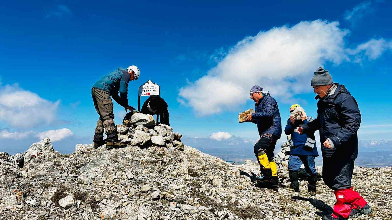 Sivaslı dağcılar 2 bin 211 metrede Türk bayrağı açtı

