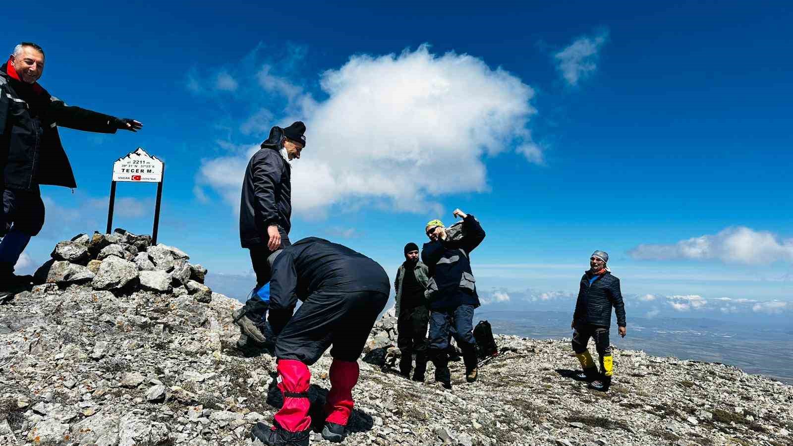 Sivaslı dağcılar 2 bin 211 metrede Türk bayrağı açtı

