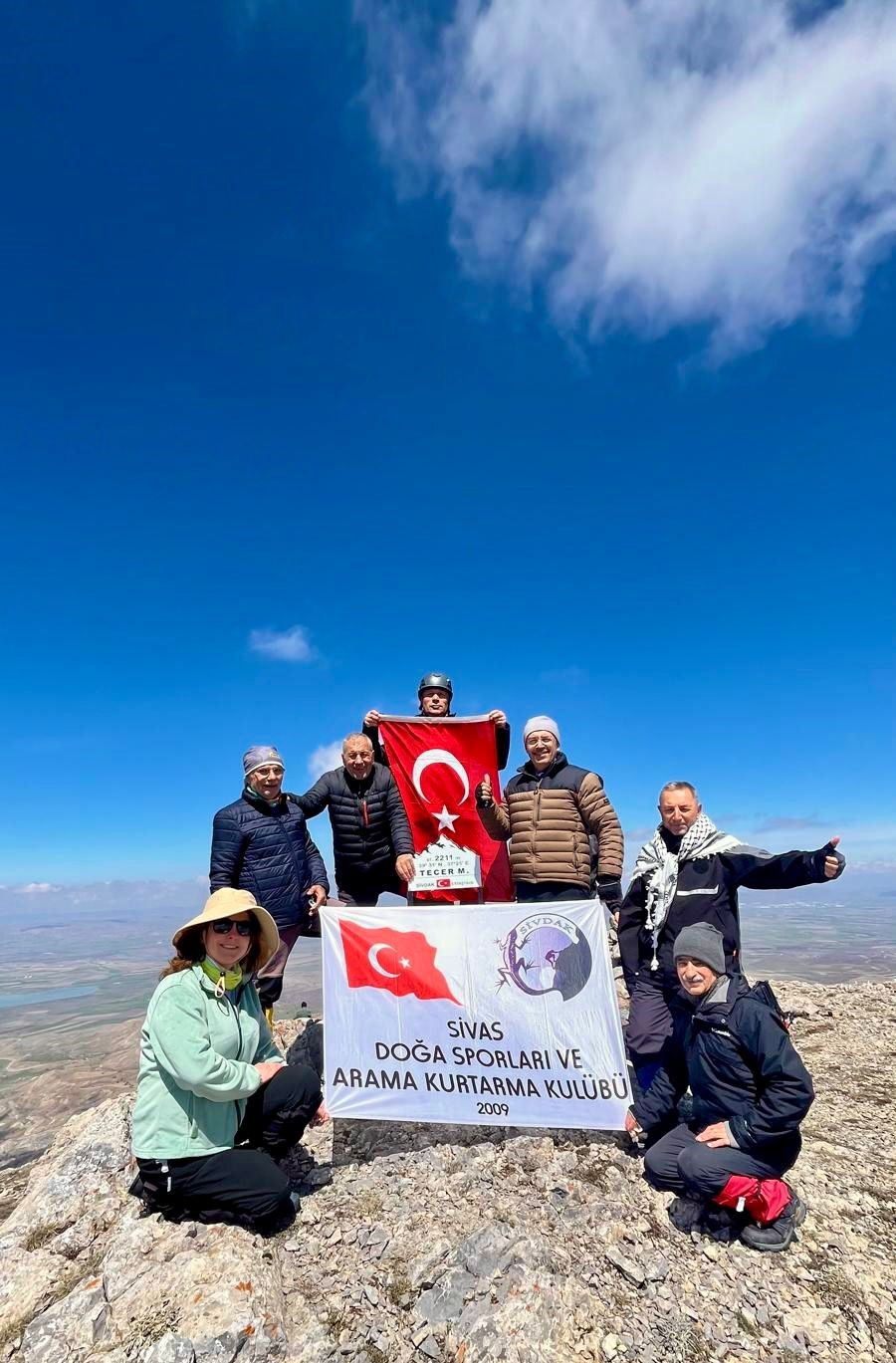 Sivaslı dağcılar 2 bin 211 metrede Türk bayrağı açtı
