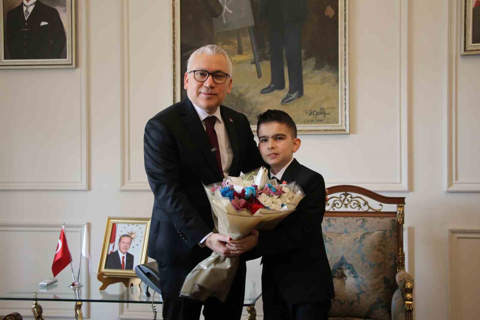 Sivaslı minik vali,hedefinde Cumhurbaşkanlığı olduğunu söyledi
