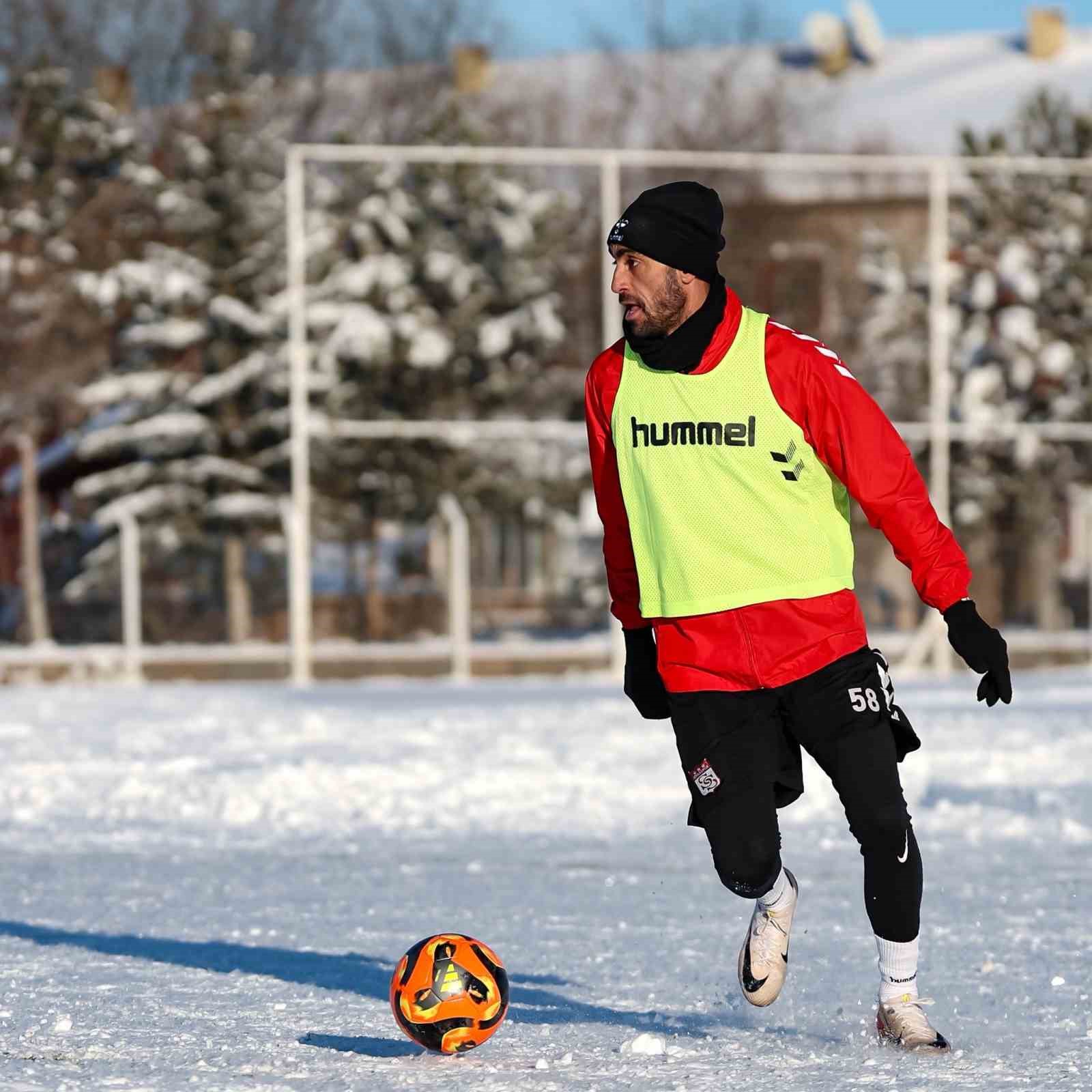Sivasspor eksi 15 derecede idman yaptı
