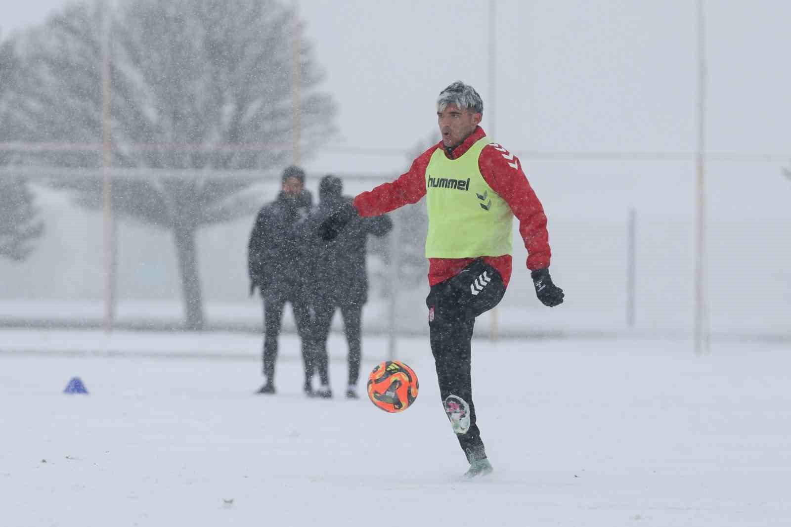 Sivasspor kar altında çalıştı
