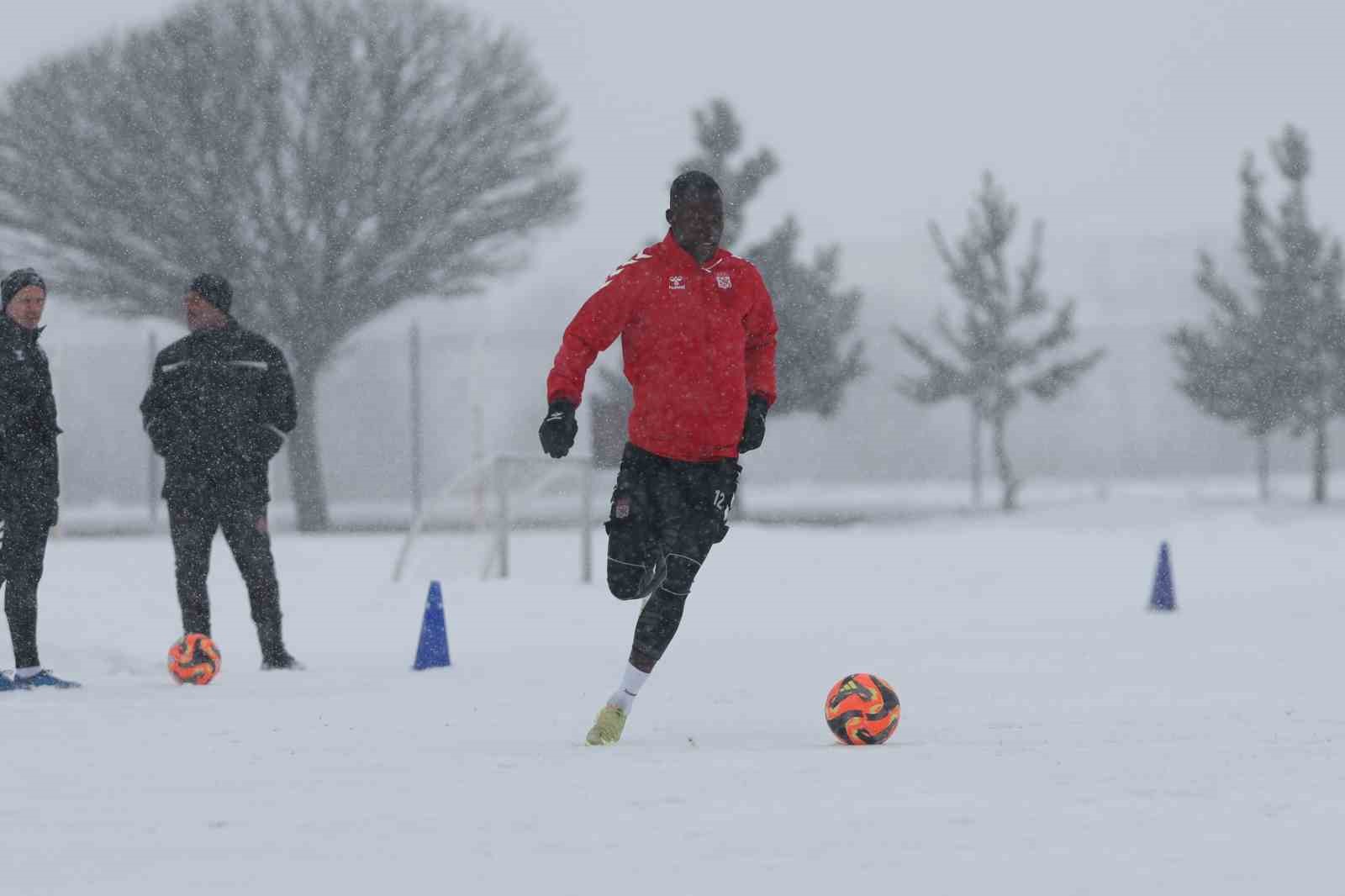 Sivasspor kar altında çalıştı
