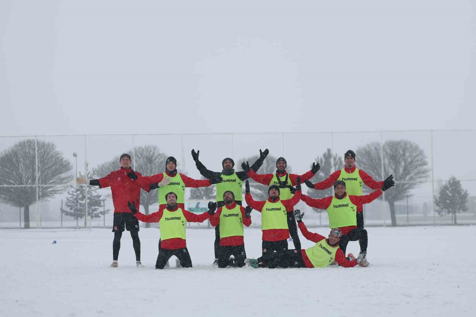 Sivasspor kar altında çalıştı
