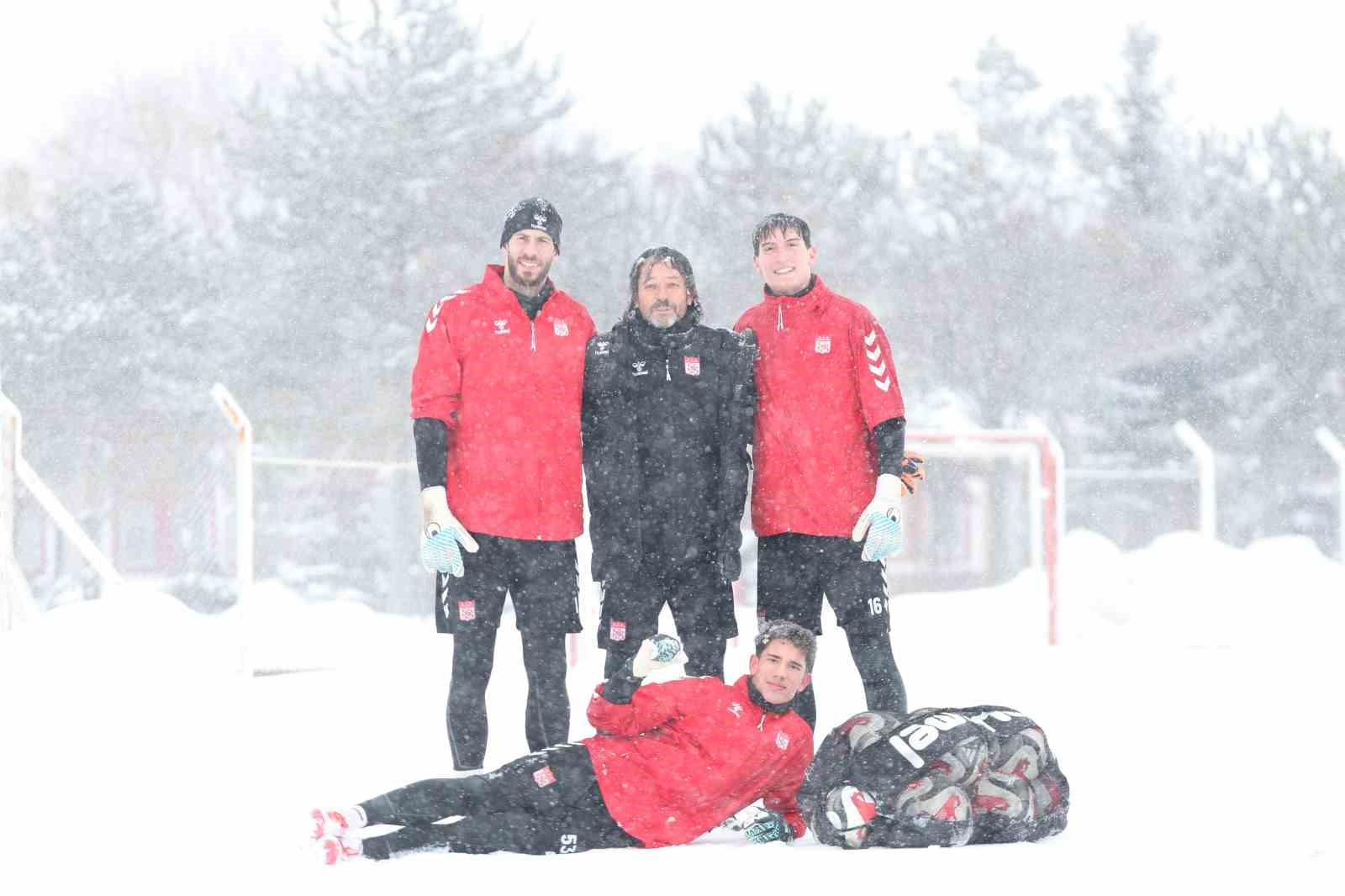 Sivasspor kar altında çalıştı
