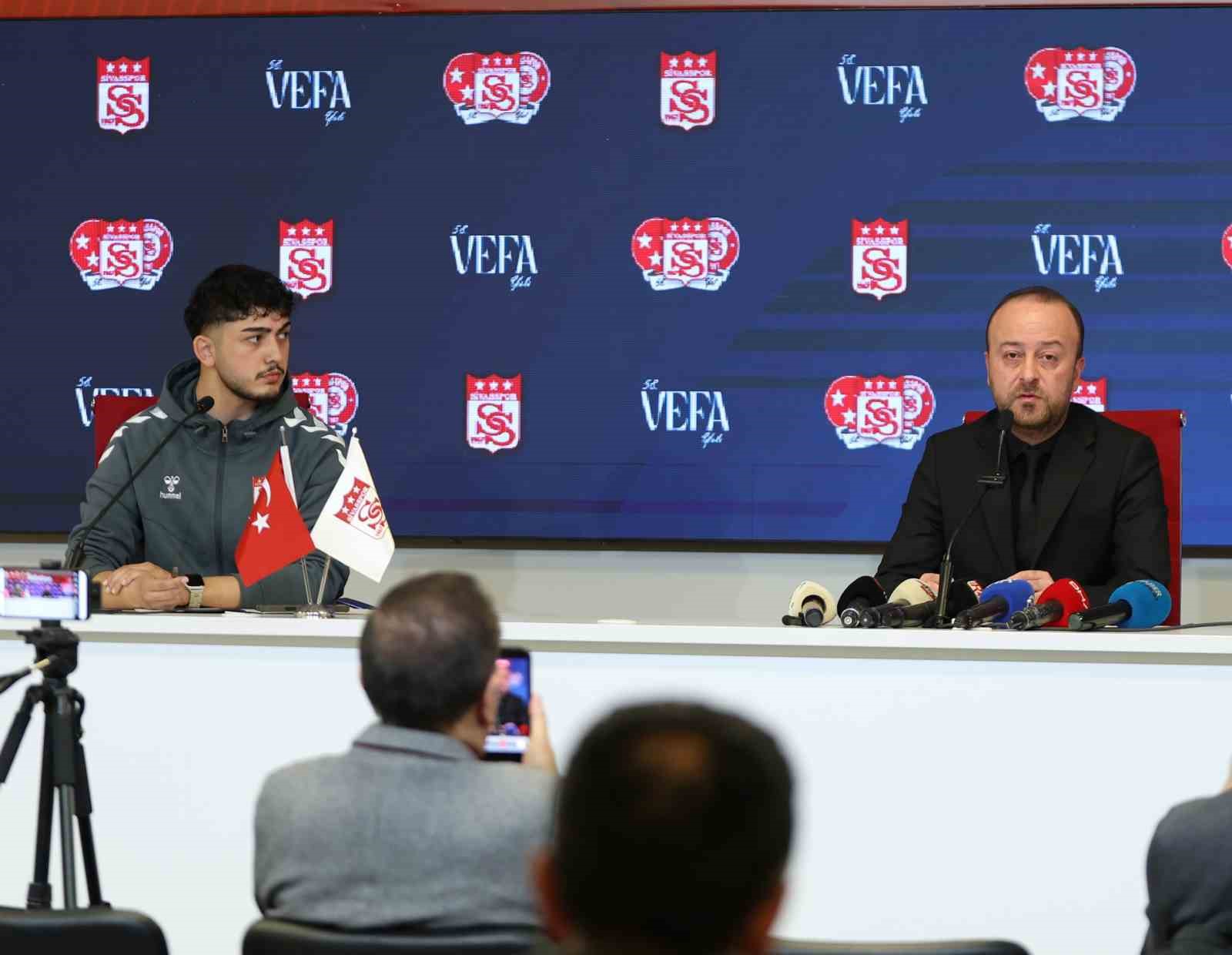 Sivasspor Kulübü Başkanı Özçoban: "Kalan 33 puana talibiz"
Sivasspor Kulübü Başkanı Özçoban: "Kalan 33 puana talibiz"