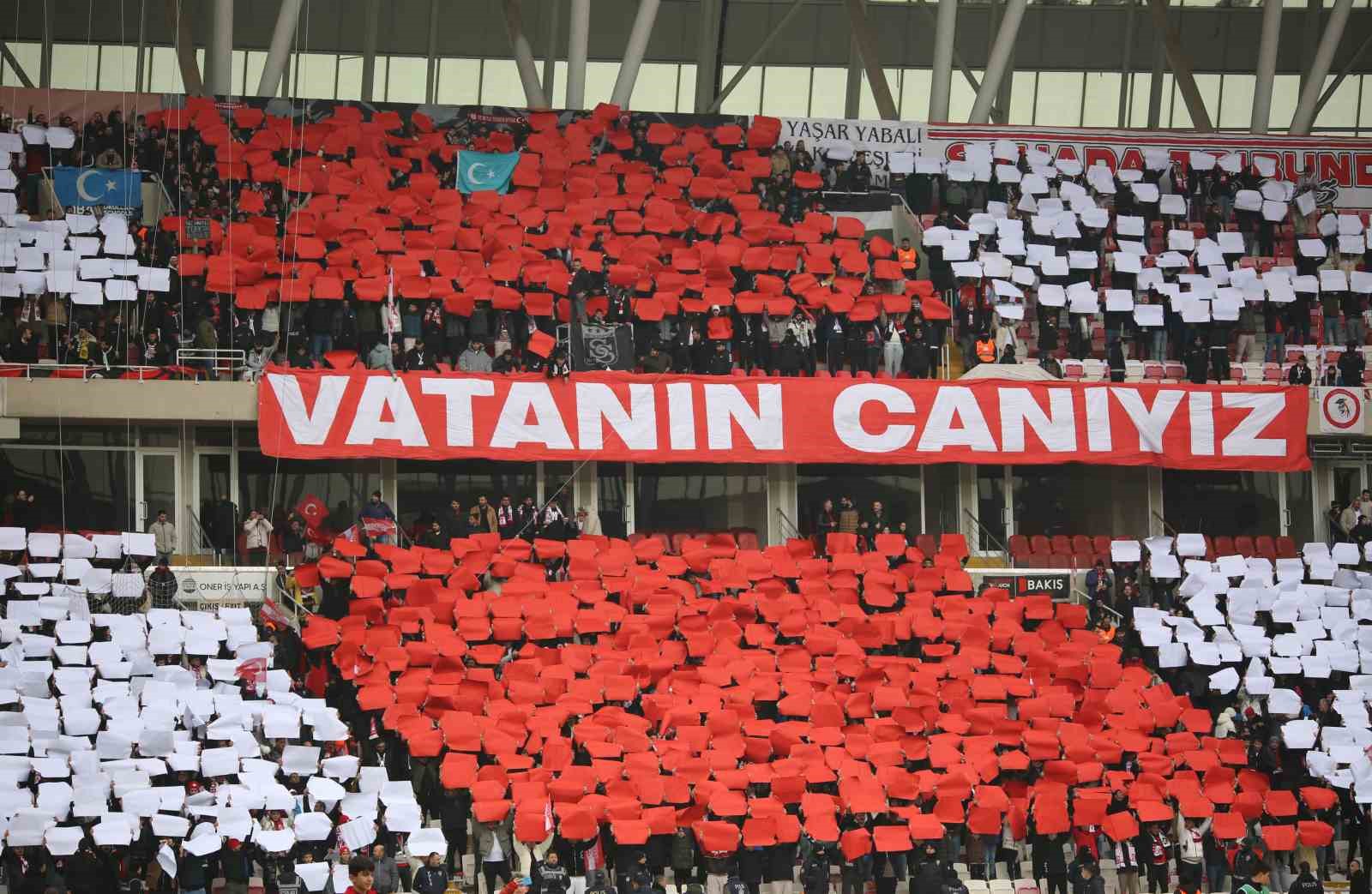 Sivasspor taraftarlarından Türk bayrağı koreografisi
